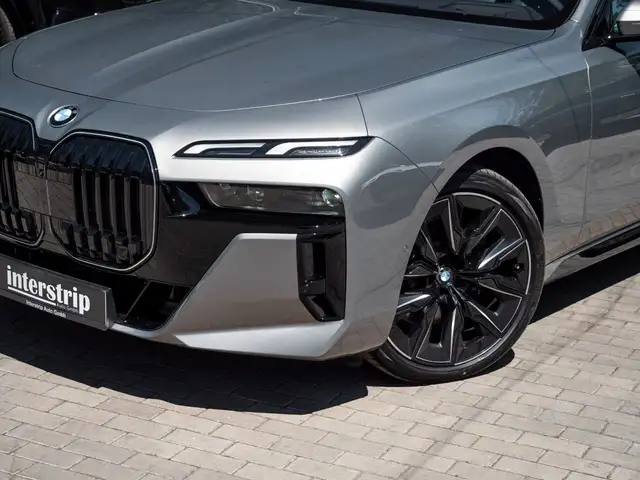 BMW 7 Series view 8