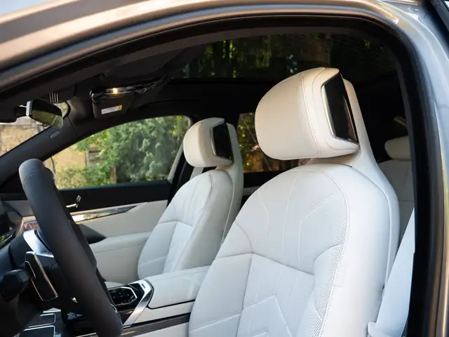 BMW 7 Series view 28