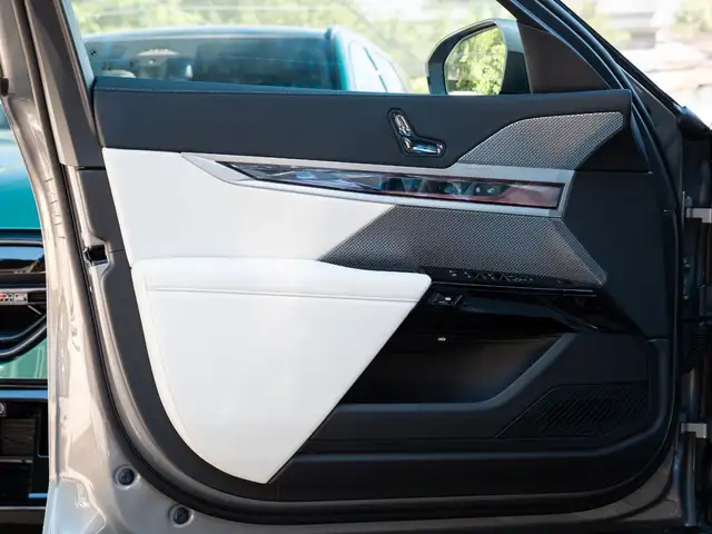 BMW 7 Series view 25