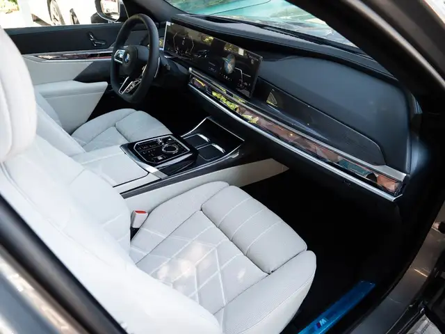 BMW 7 Series view 30