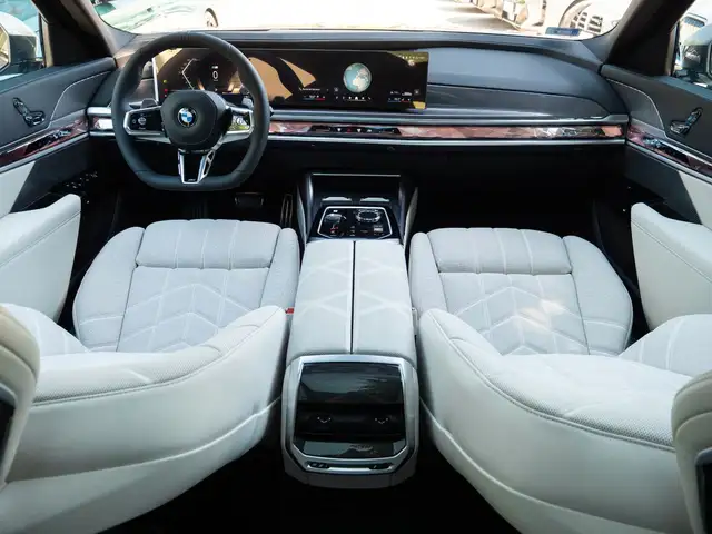 BMW 7 Series view 18