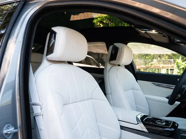 BMW 7 Series view 29