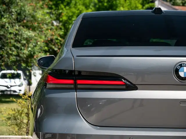 BMW 7 Series view 9