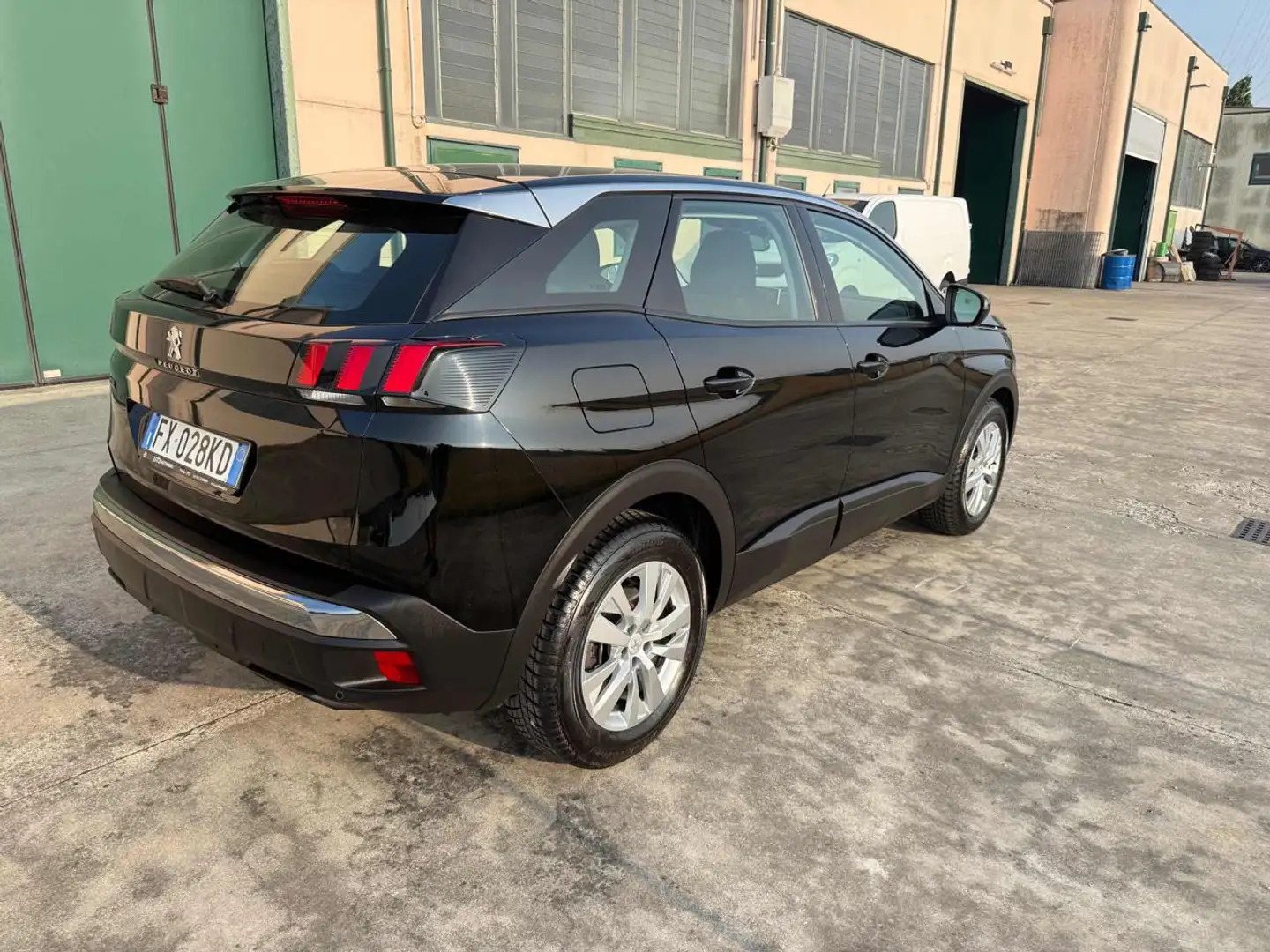 Peugeot 3008 BlueHDi 130 S&S EAT8 Active Negro - 2