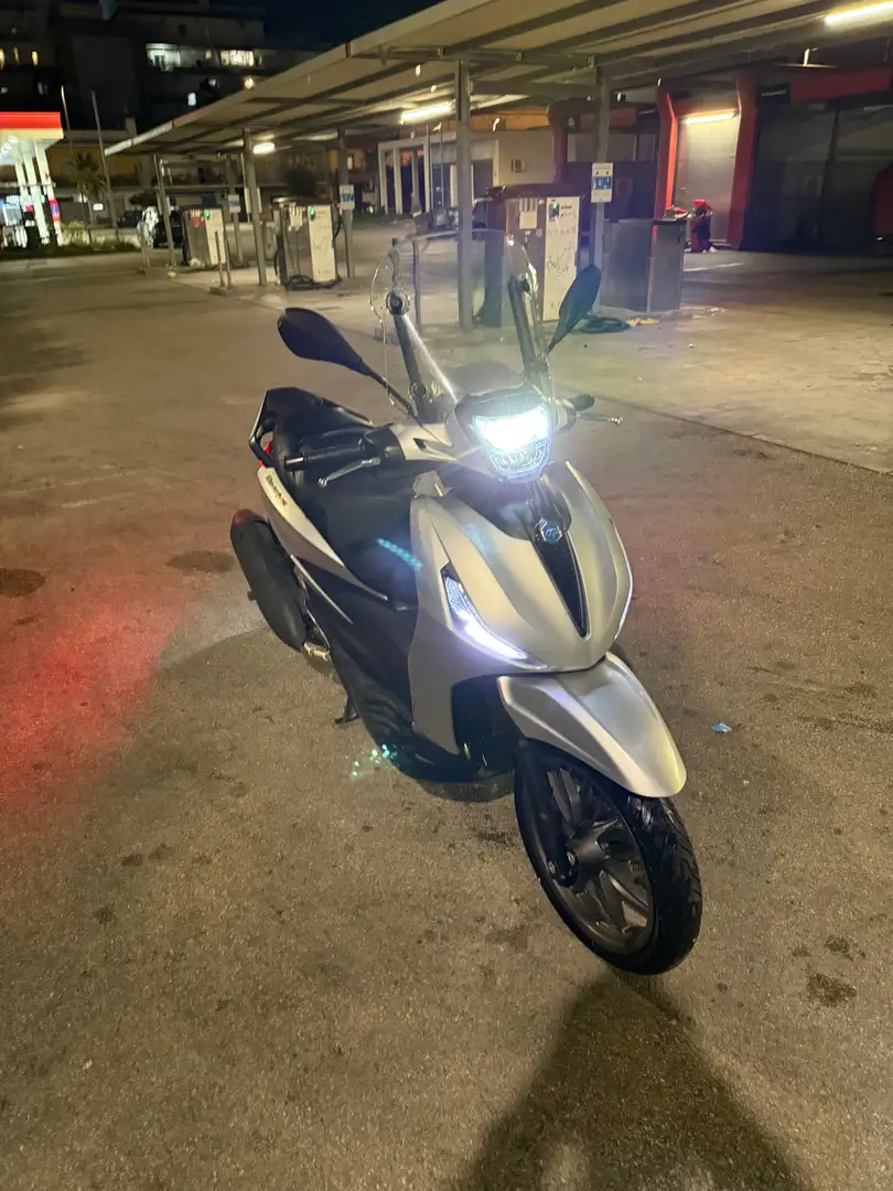Piaggio Beverly 300 Hpe Argintiu - 1