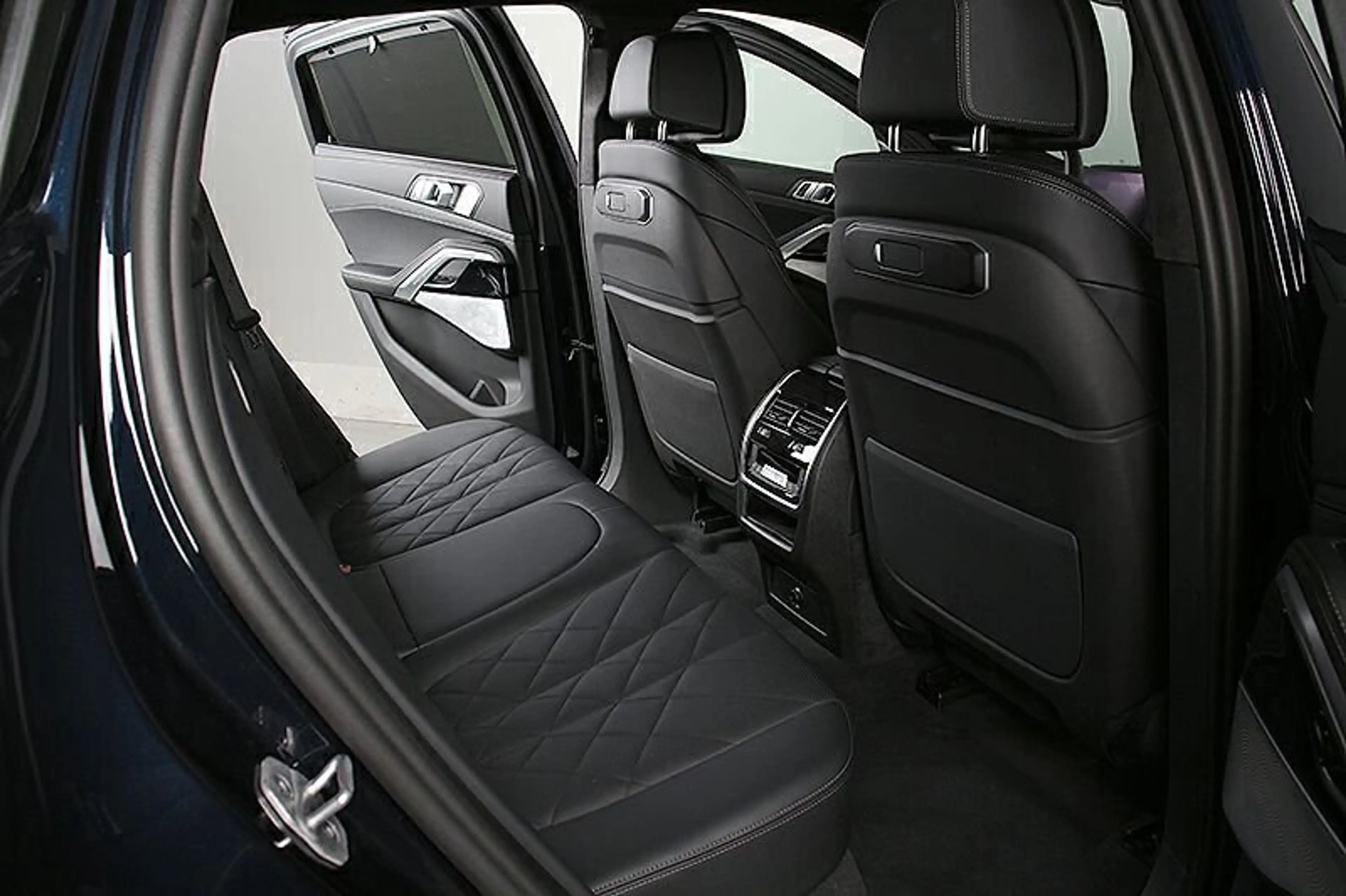 BMW X6 M 60i xDr NP 147270.-! AHK Panorama Standh B&W — photo 8
