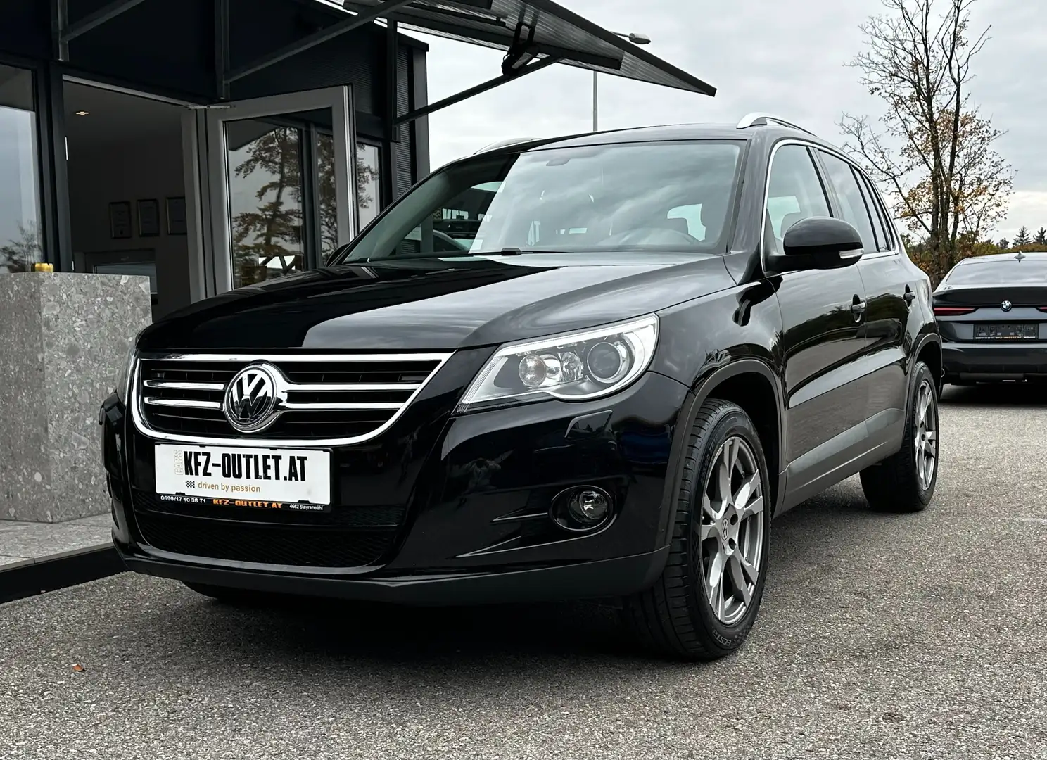 Volkswagen Tiguan 2,0 TDI 4Motion *2.Besitz*AHK*SHZ*PDC* Schwarz - 1