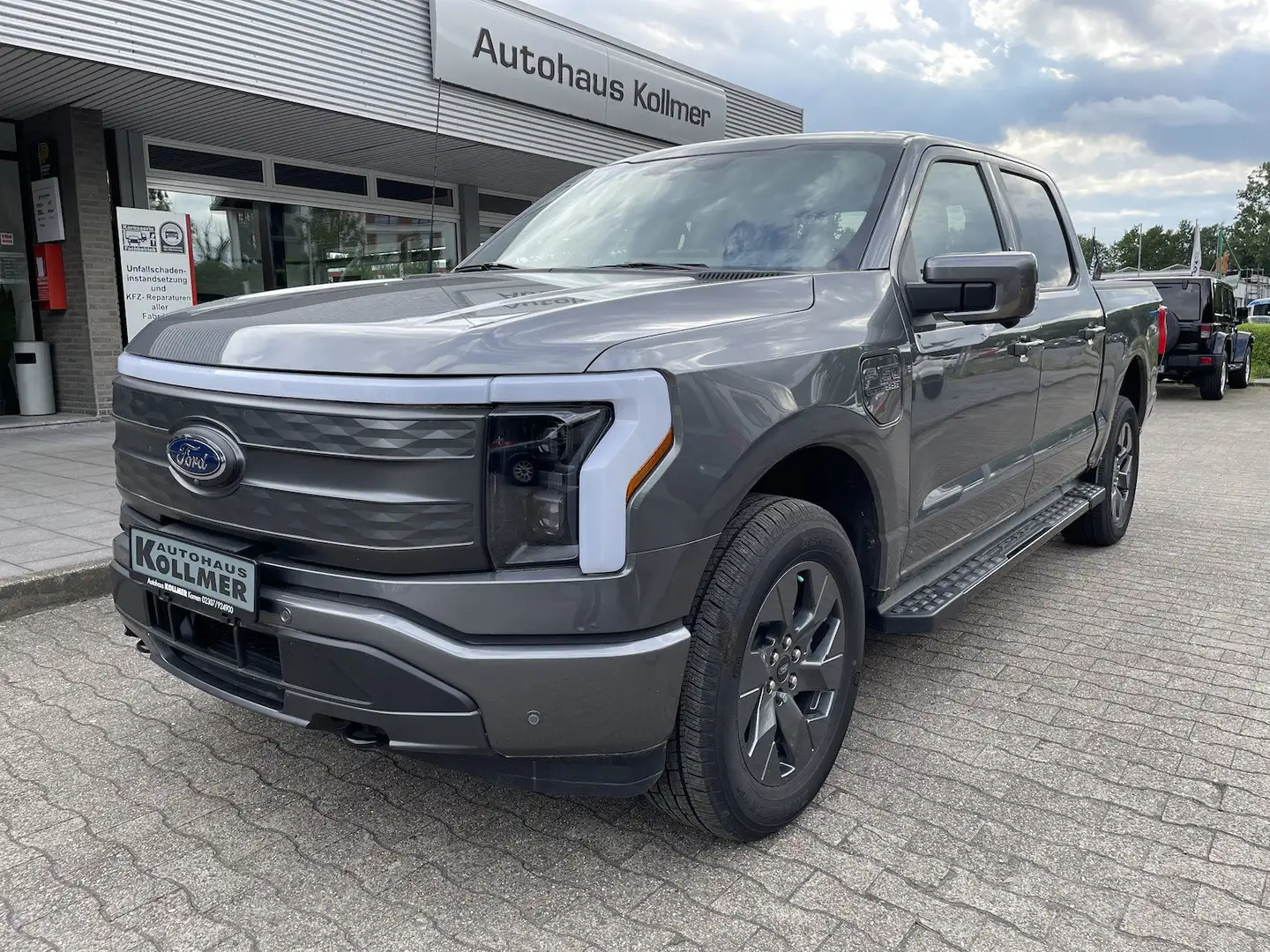 Ford F 150 Lightning Lariat / Sofort verfügbar Šedá - 2