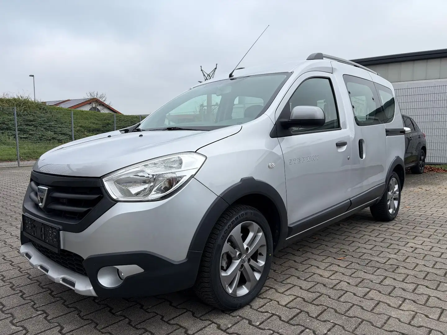 Dacia Dokker Stepway/1.Hand/Navi/Sitzh./PDC/nur 22tkm Silber - 1