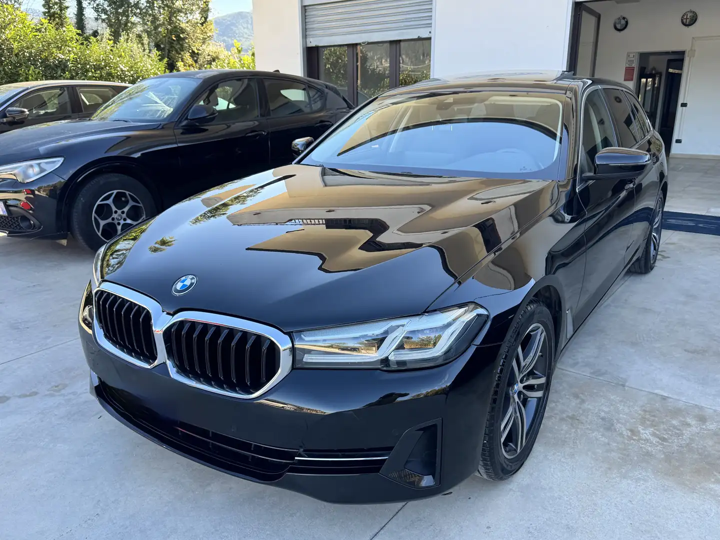 BMW 520 520d Touring mhev 48V Business auto tetto apribile Nero - 2