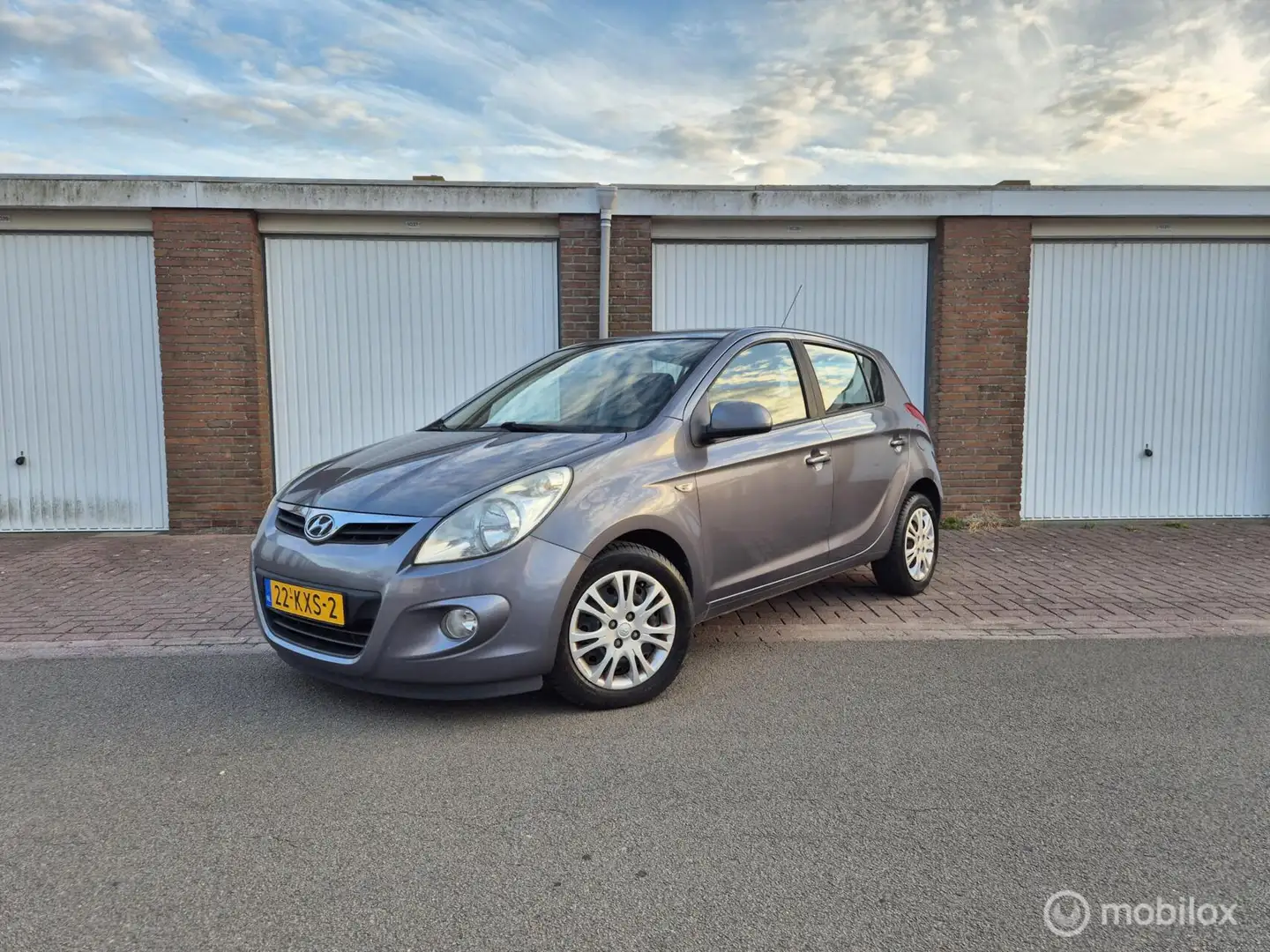 Hyundai i20 1.2i DynamicVersion / 5-Deurs / Dealeronderhouden/ Grijs - 1