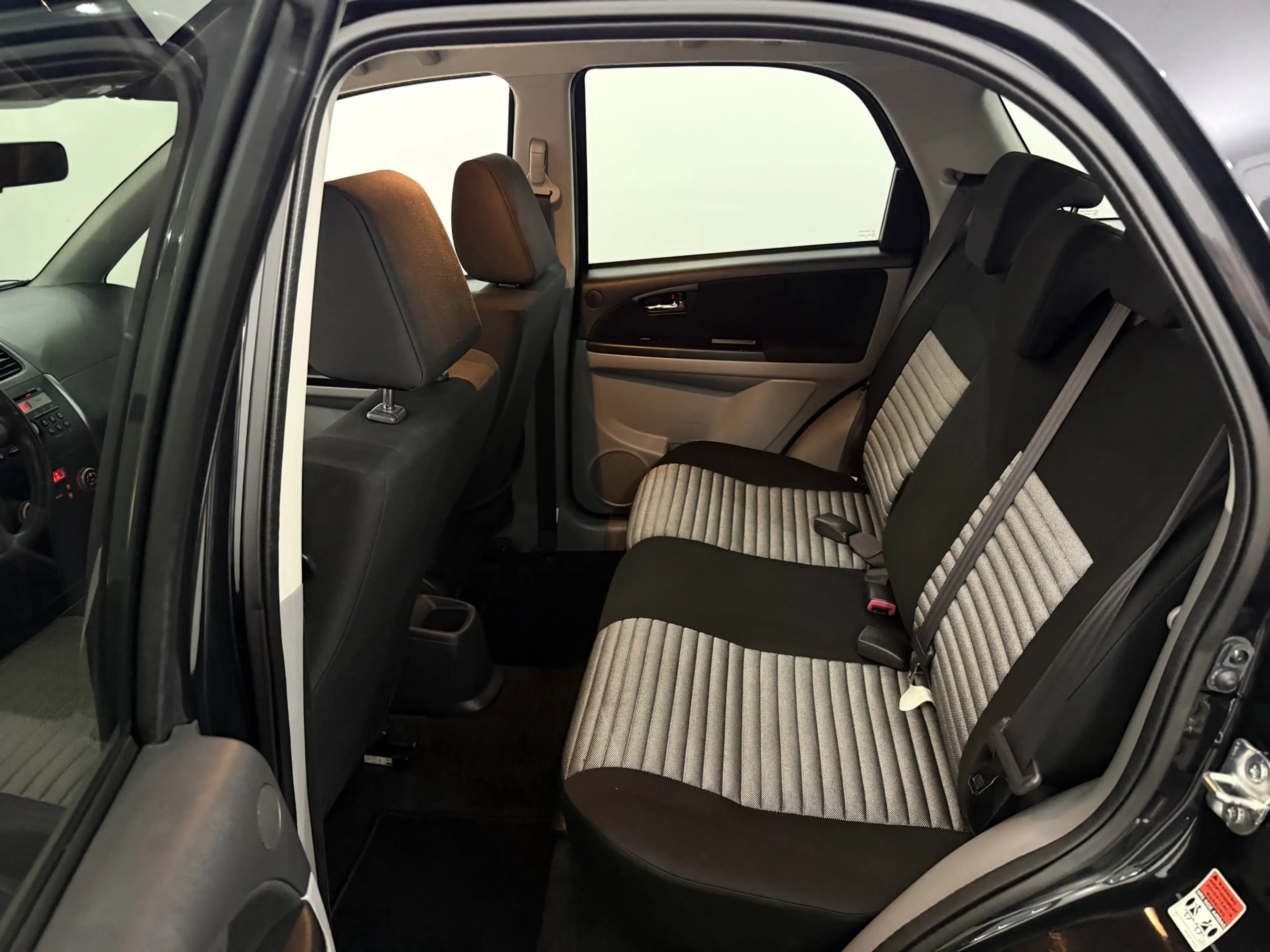 Suzuki SX4 1.6 Exclusive Clima, Stoelverwarming, Mistlamp, Li — photo 9