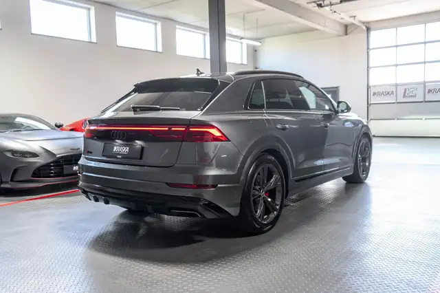 Audi Q8 view 7