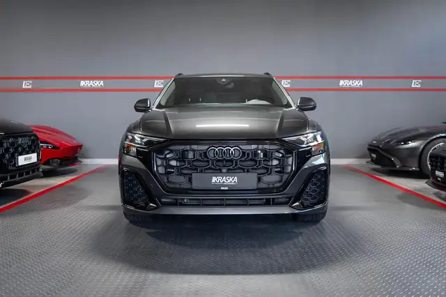 Audi Q8 view 4