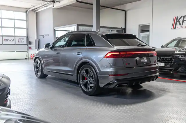 Audi Q8 view 10