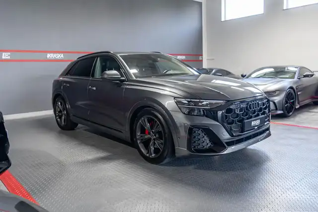Audi Q8 view 5