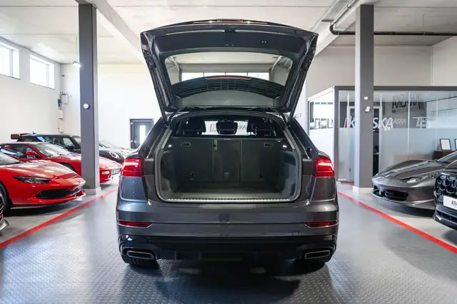 Audi Q8 view 9