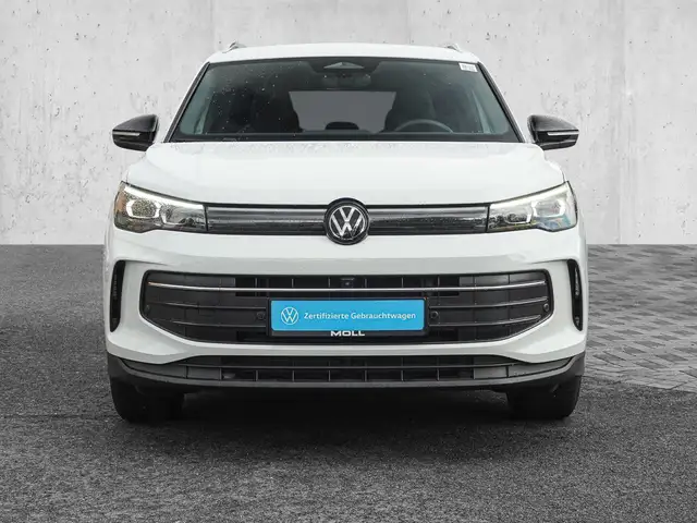Volkswagen Tiguan view 3