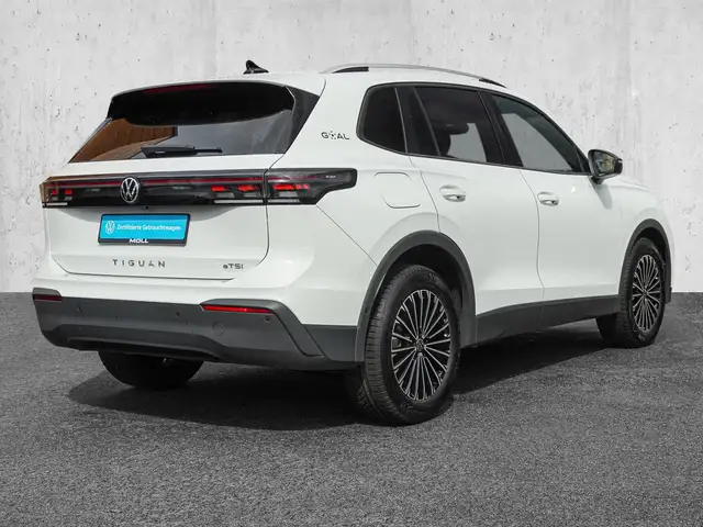 Volkswagen Tiguan view 4