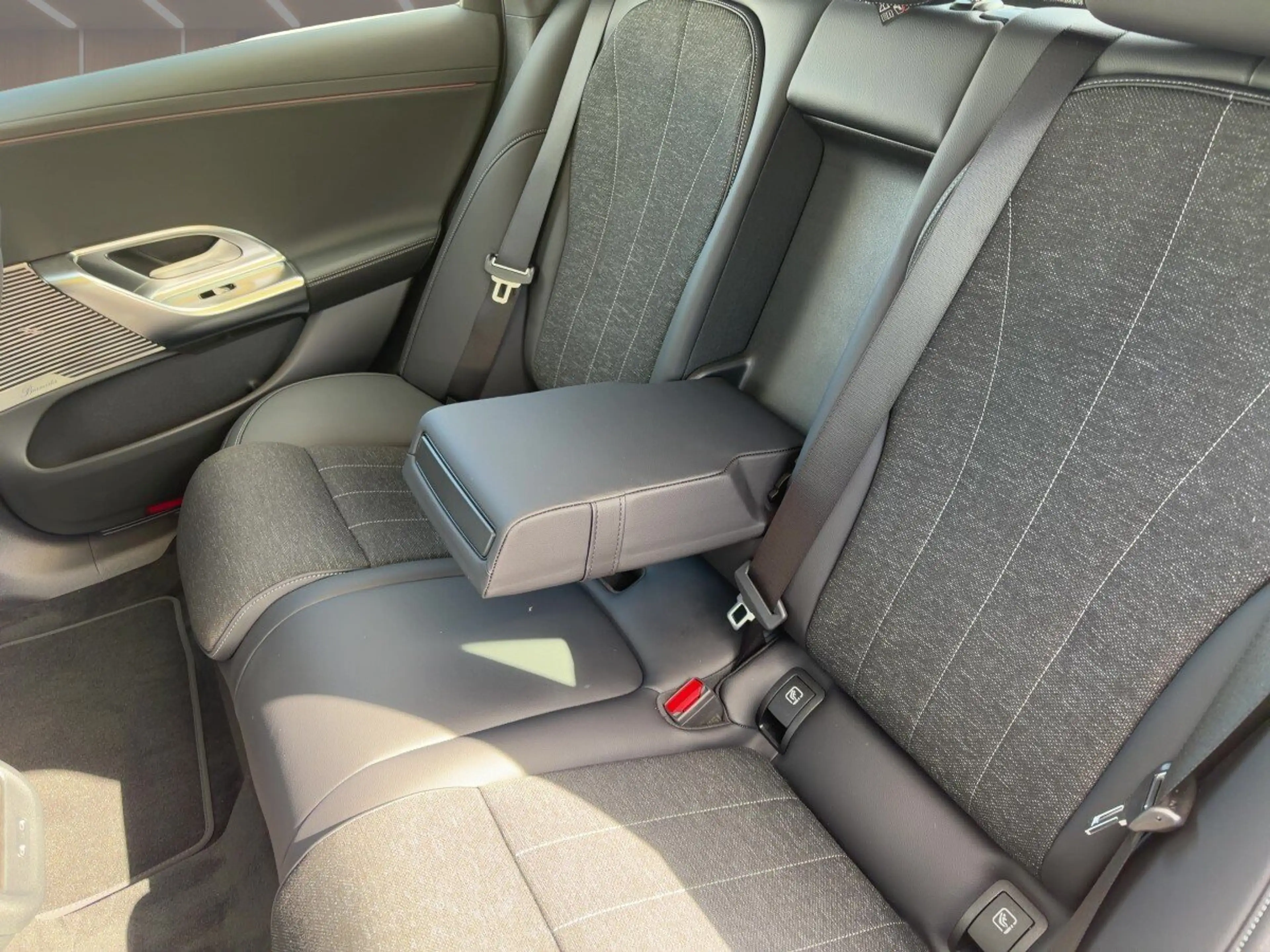 Mercedes-Benz C 400 C 400 4MATIC EQ SKY-PANO+R.KAMERA+DIST.+KEYL.+ LED — photo 15