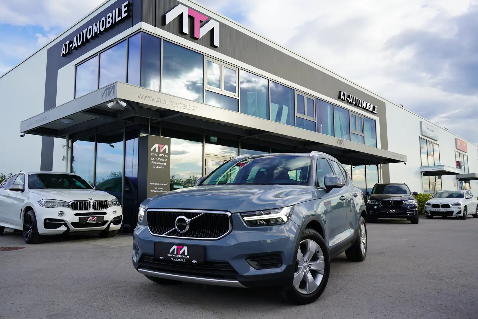 Volvo XC40 Momentum AWD Grau - 1