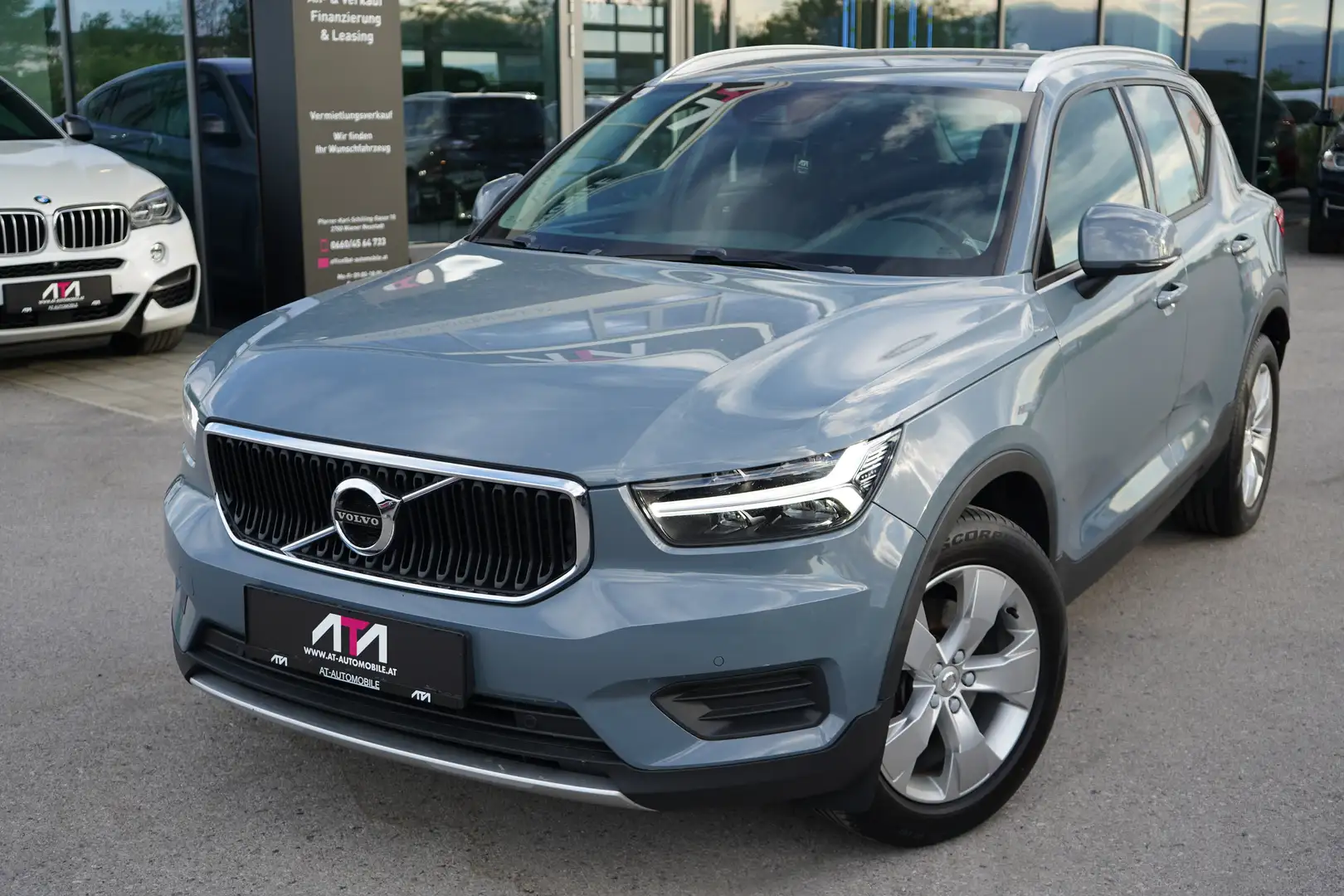 Volvo XC40 Momentum AWD Grau - 2
