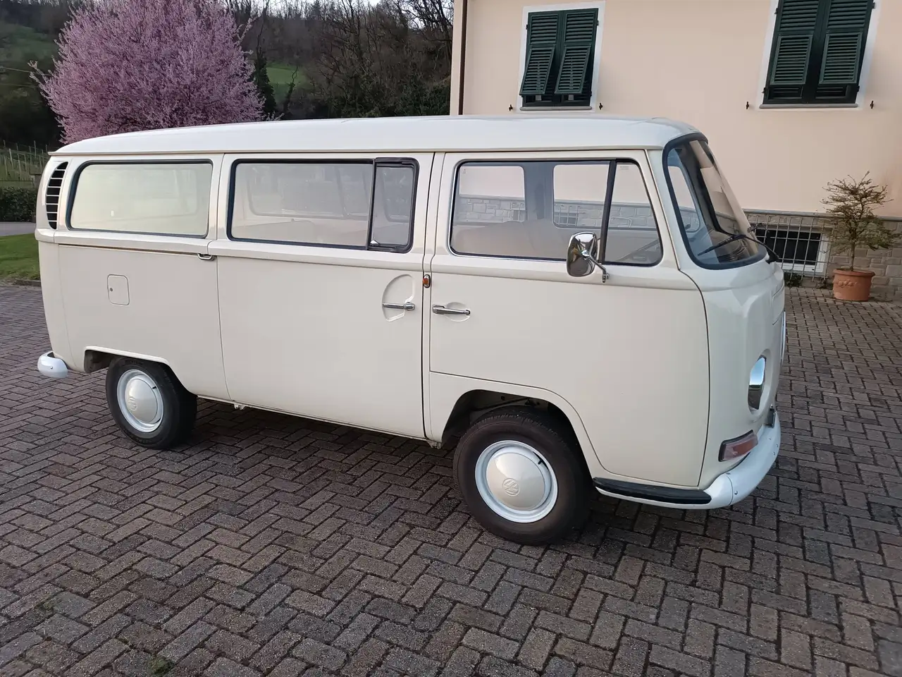 Volkswagen T2 bus 9 posti, foto 3