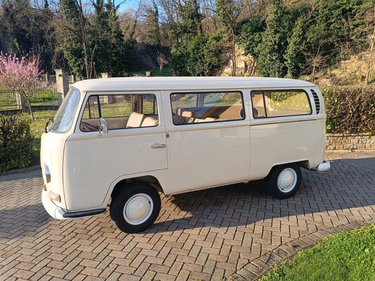 Volkswagen T2 bus 9 posti, foto 1