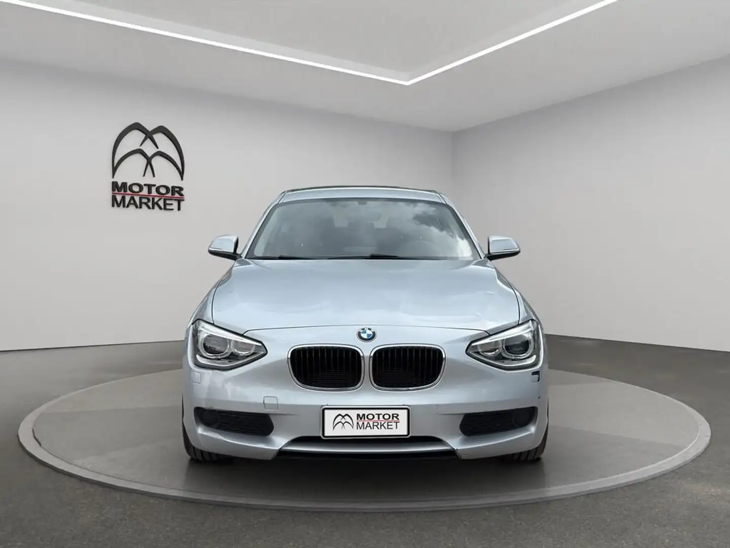 BMW 114 i Dynamic LE 3p Ezüst - 2