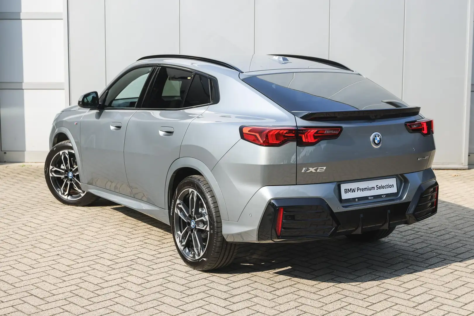 BMW iX2 eDrive20 M Sport / Trekhaak / Sportstoelen / Achte Grijs - 2