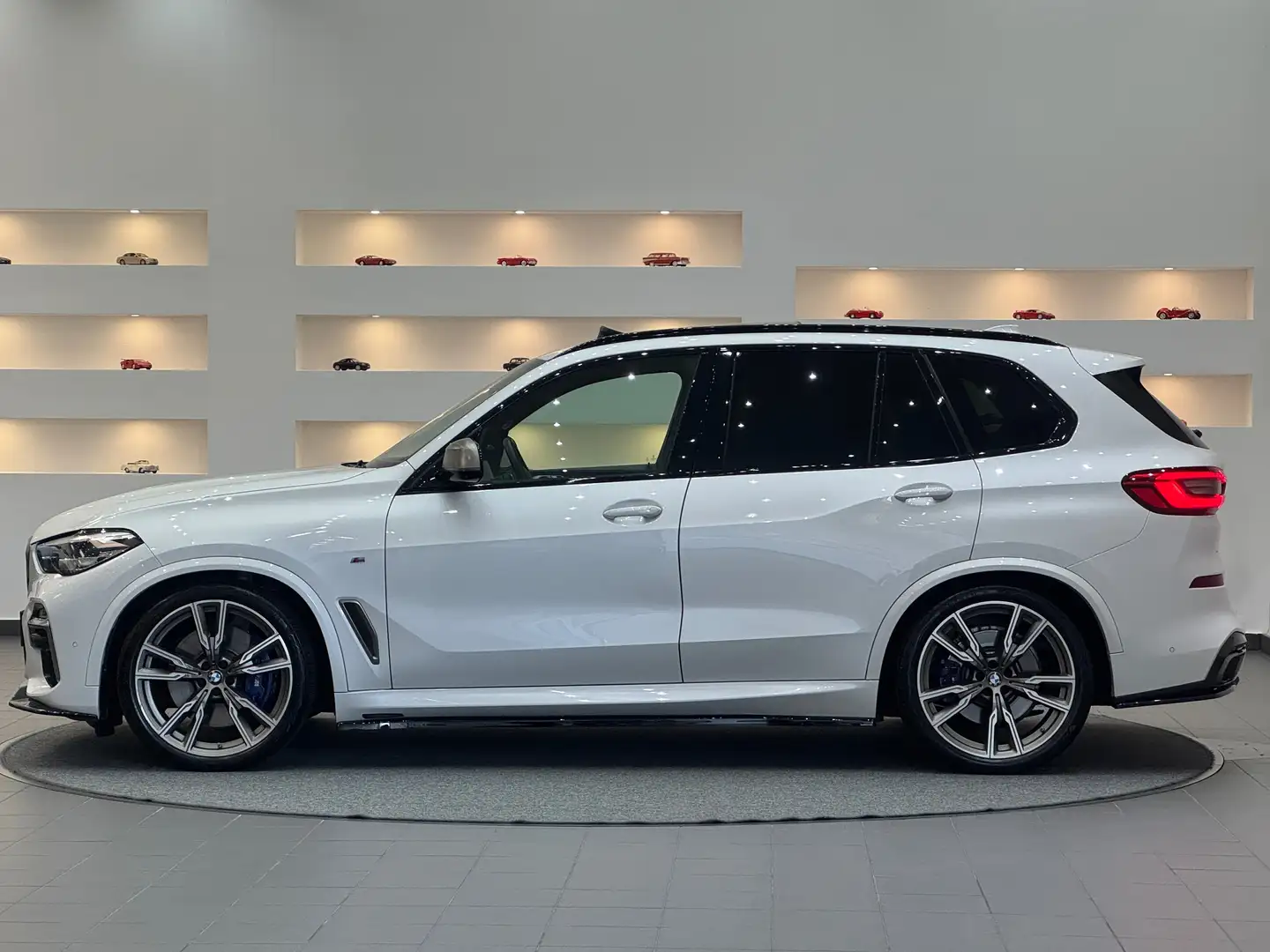 BMW X5 M M50 d *SKY-Lounge* 22Zoll *SoftClose*HUD*FondEntertainment* Weiß - 2