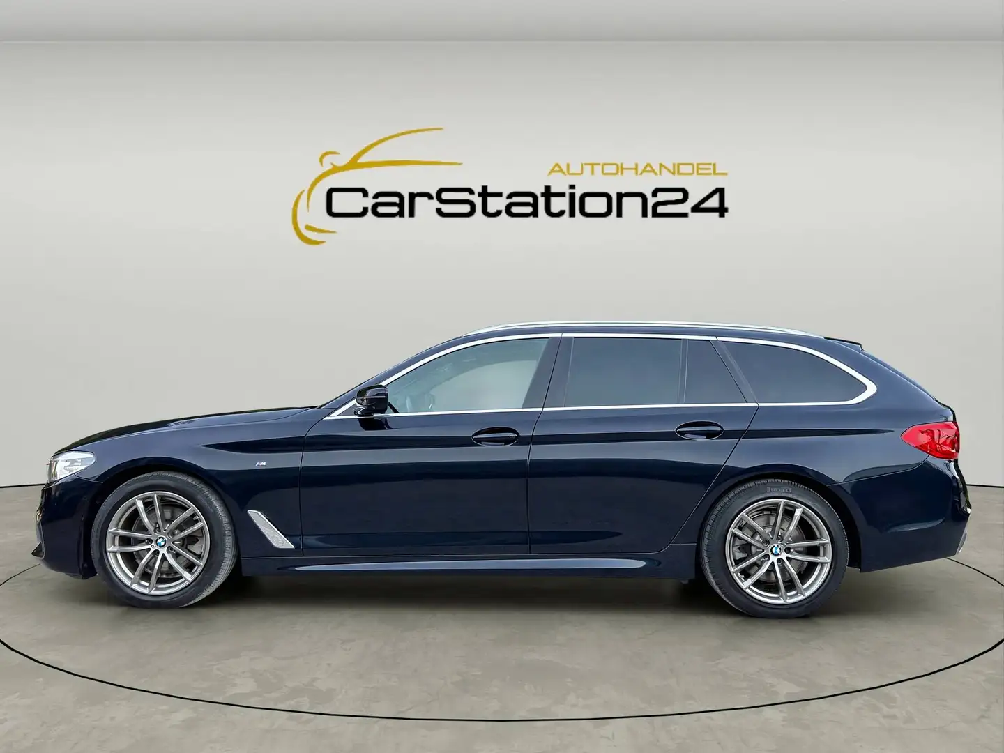 BMW 520 520 d xDrive M Sport *PANORAMADACH*ANHÄNGERKUPPLUNG*360CAM*KEYLESSGO*AMBIENTE*VOLLLEDER*ABSTANDSTEMP*DRIVINGASS*TOTWINKE* Schwarz - 2