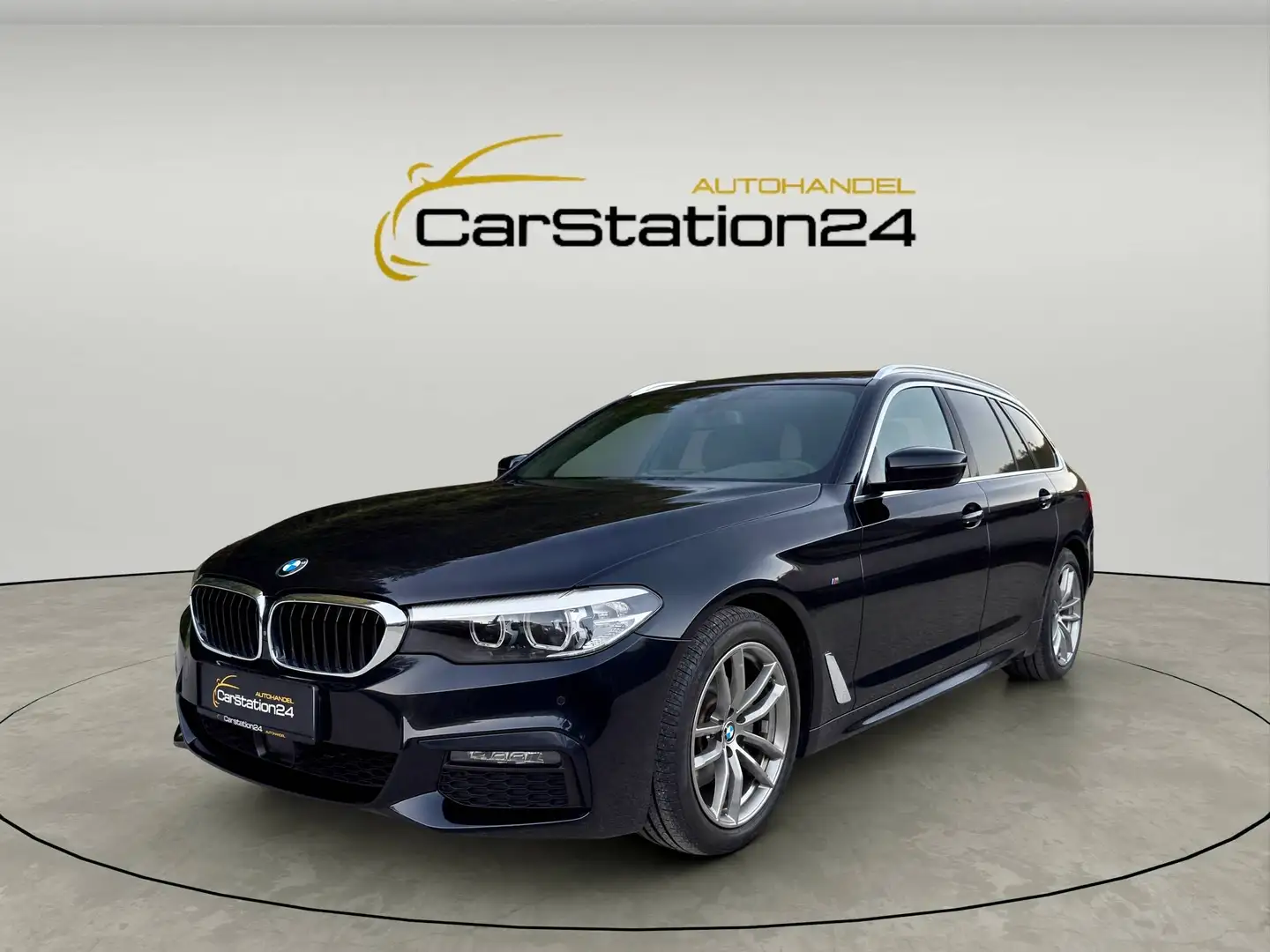 BMW 520 520 d xDrive M Sport *PANORAMADACH*ANHÄNGERKUPPLUNG*360CAM*KEYLESSGO*AMBIENTE*VOLLLEDER*ABSTANDSTEMP*DRIVINGASS*TOTWINKE* Schwarz - 1