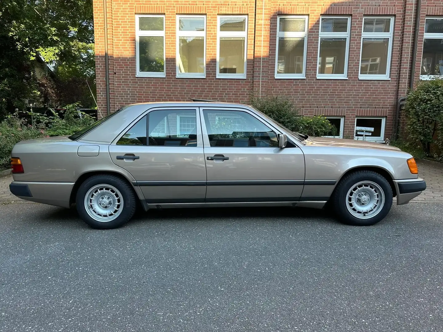 Mercedes-Benz 260 260 E Automatik H-Kennzeichen Oro - 1