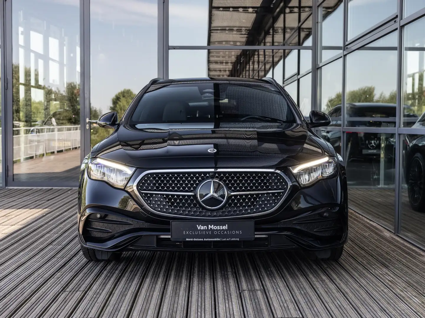 Mercedes-Benz E 300 Estate e AMG Line | AMG NIGHT PAKKET | 20 INCH | Zwart - 2