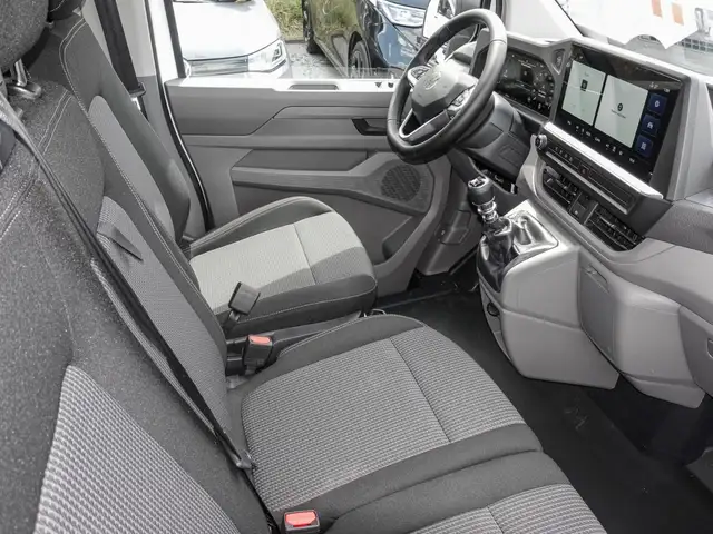 Volkswagen Transporter view 4