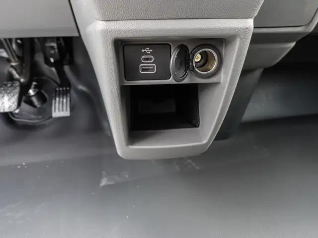 Volkswagen Transporter view 10