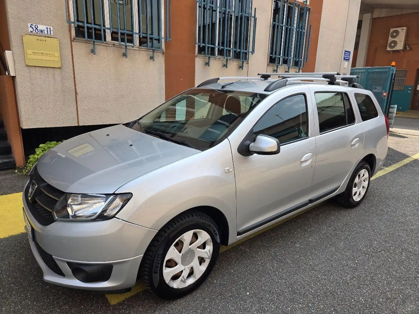 Dacia Logan MCV 1.2 75 CV GPL Laur&eacute;ate Grigio - 1