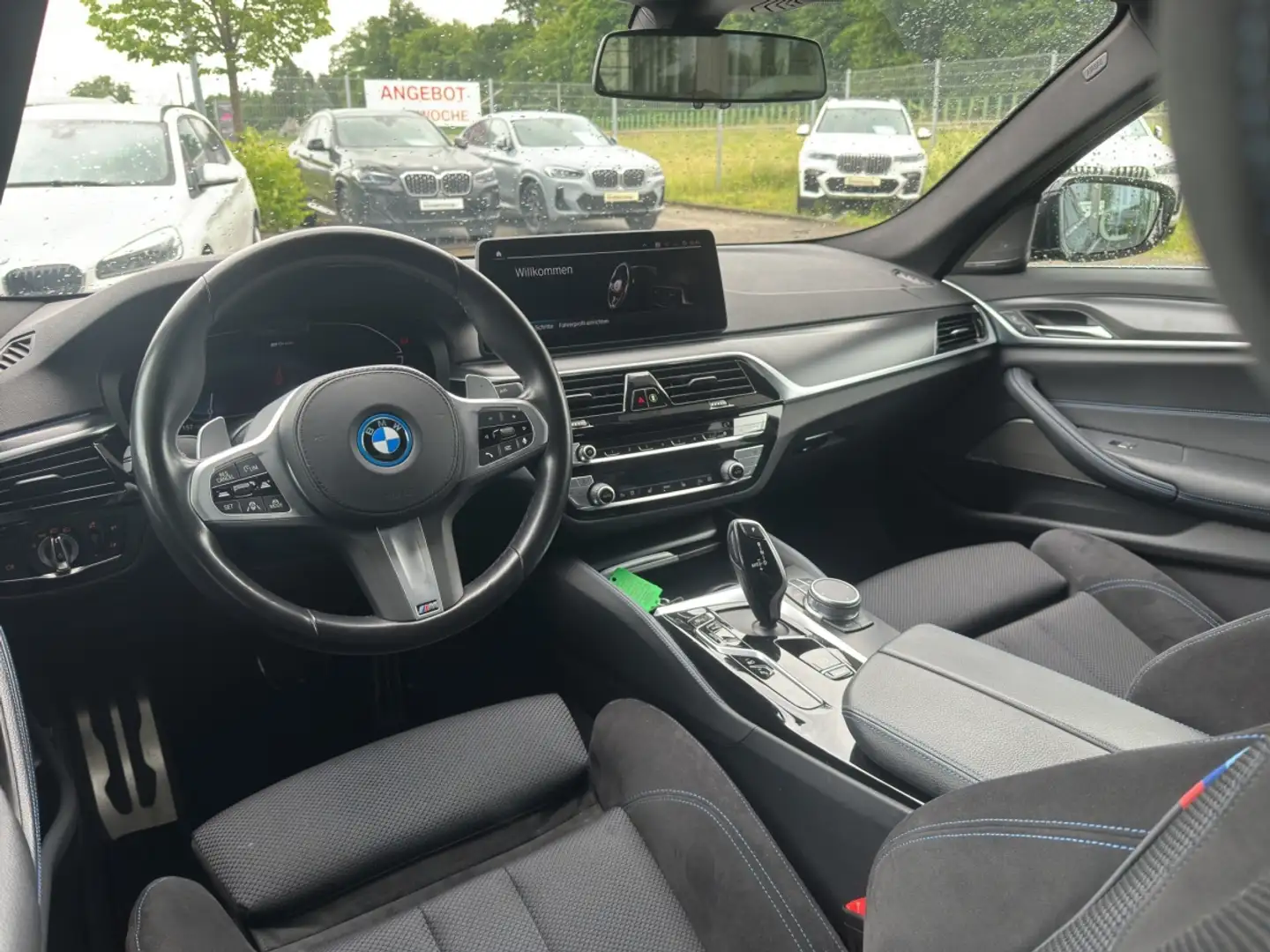 BMW 545 e xDrive Limousine M Sport AHK ACC H&K HeadUp Schwarz - 2