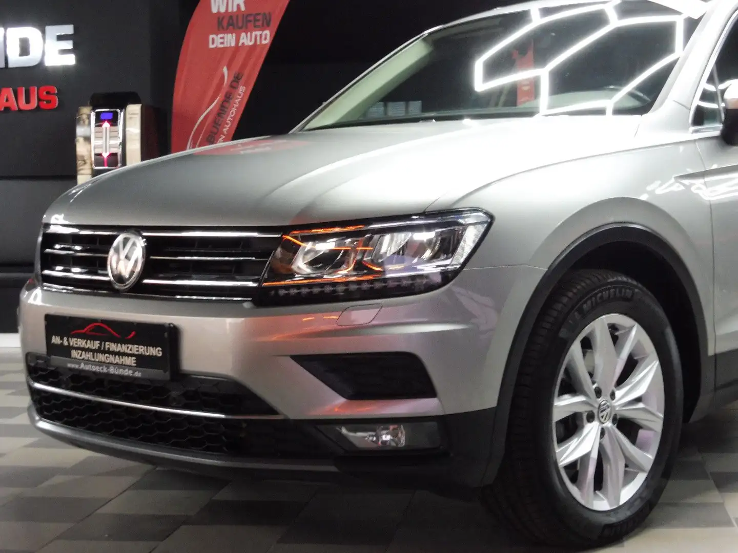 Volkswagen Tiguan 2.0 TDI DSG Highline 4Motion 1.Hand/Navi Silber - 1
