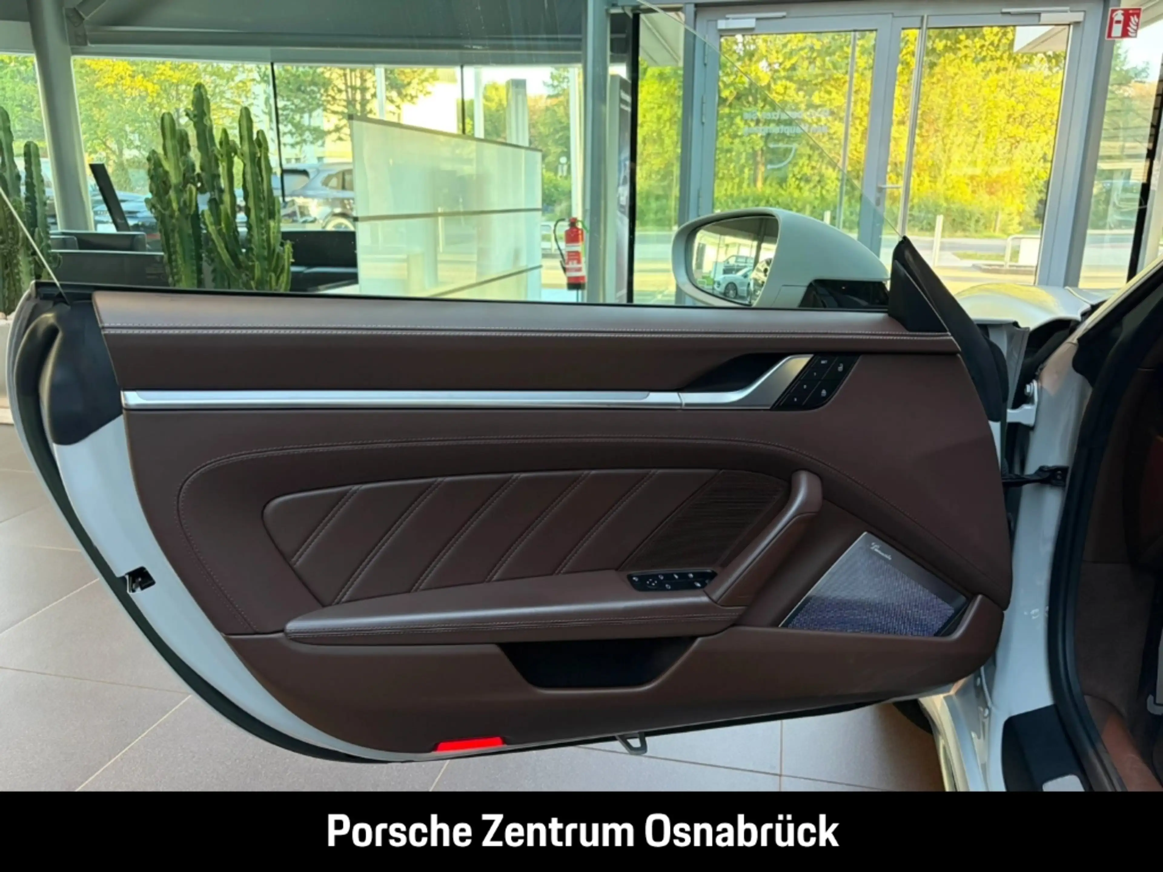 Porsche 992 (911) Turbo Cabriolet — photo 4