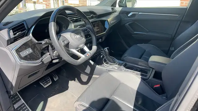 Audi Q3 view 8