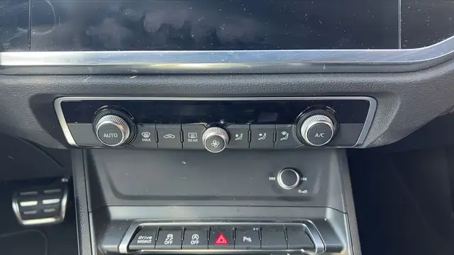 Audi Q3 view 13