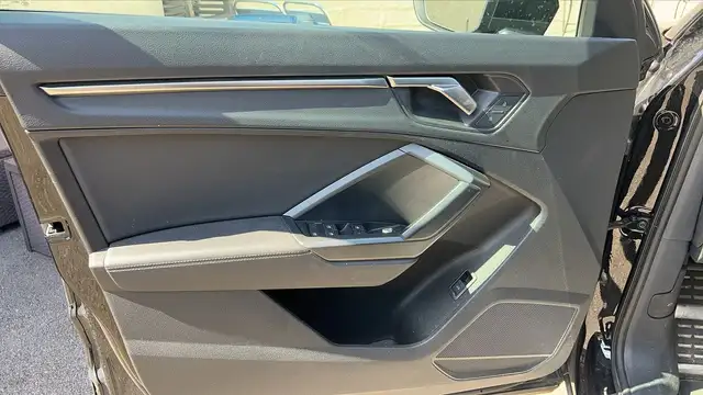 Audi Q3 view 7