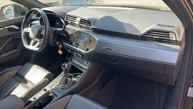 Audi Q3 view 10