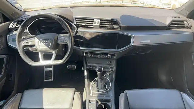 Audi Q3 view 11