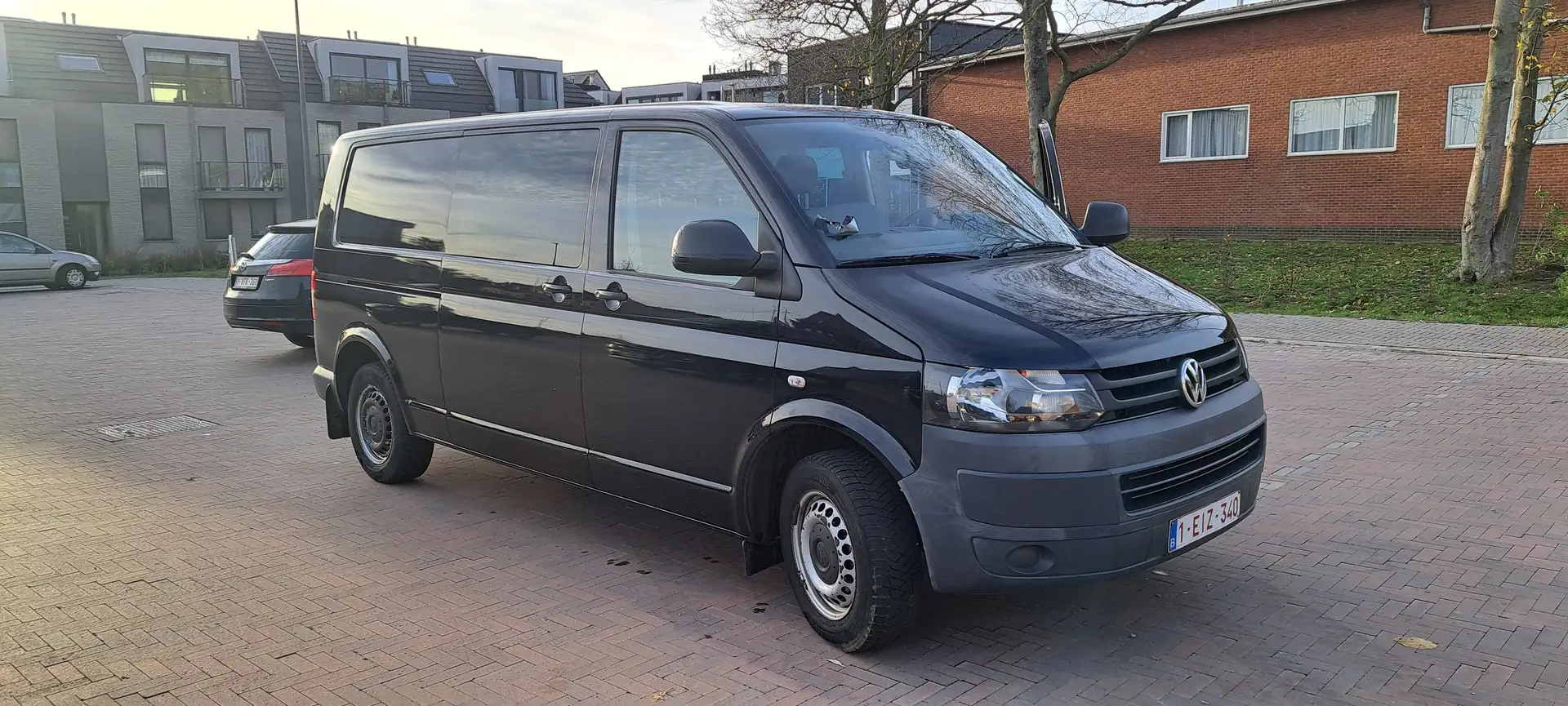 Volkswagen T5 Transporter Automaat-Lange wielbasis- 6 zitpl. Zwart - 1