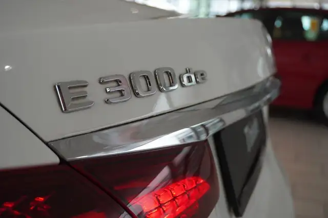 Mercedes-Benz 300 view 9