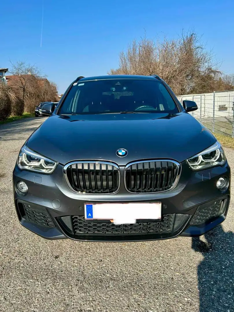 BMW X1 sDrive18d M Sport Silber - 1