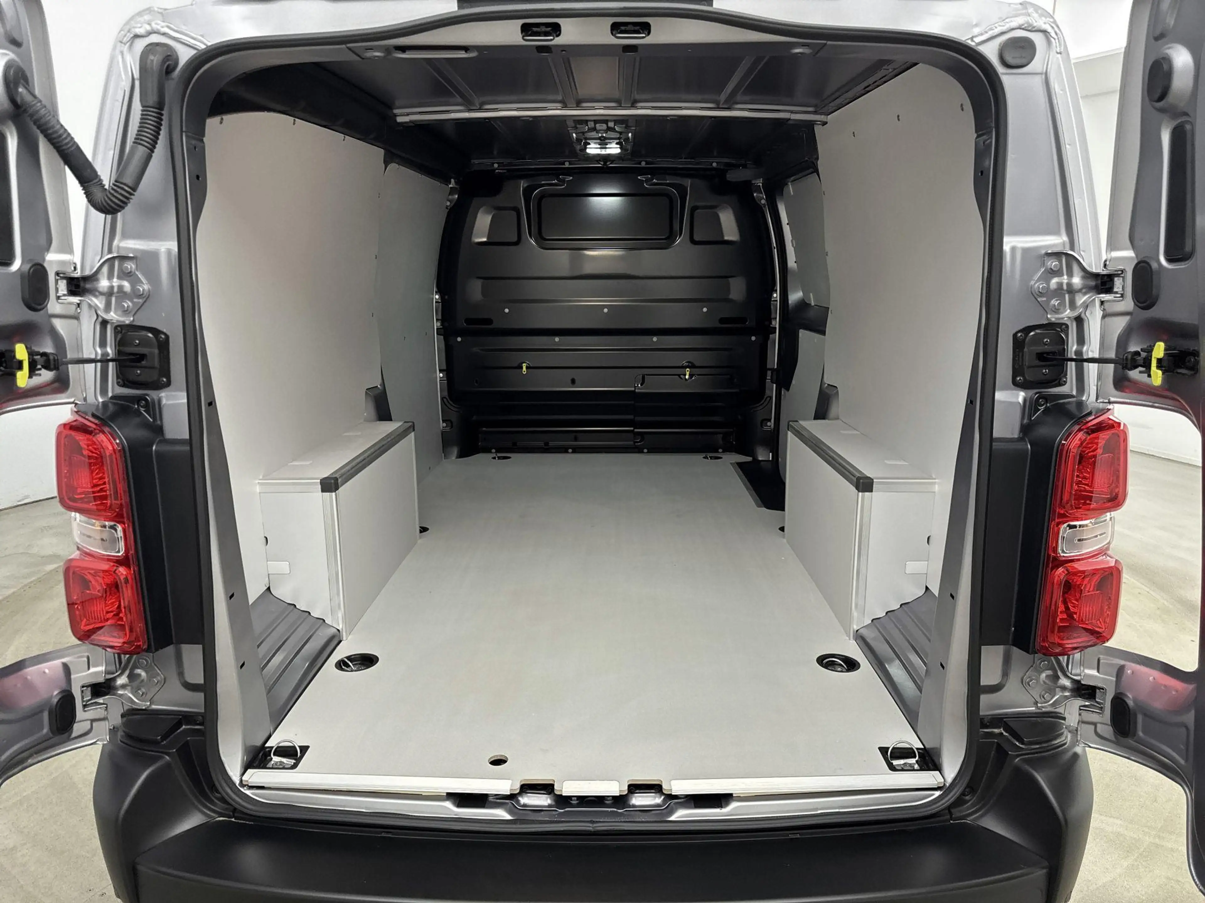 Opel Vivaro-e Electric L2 75 kWh — photo 7